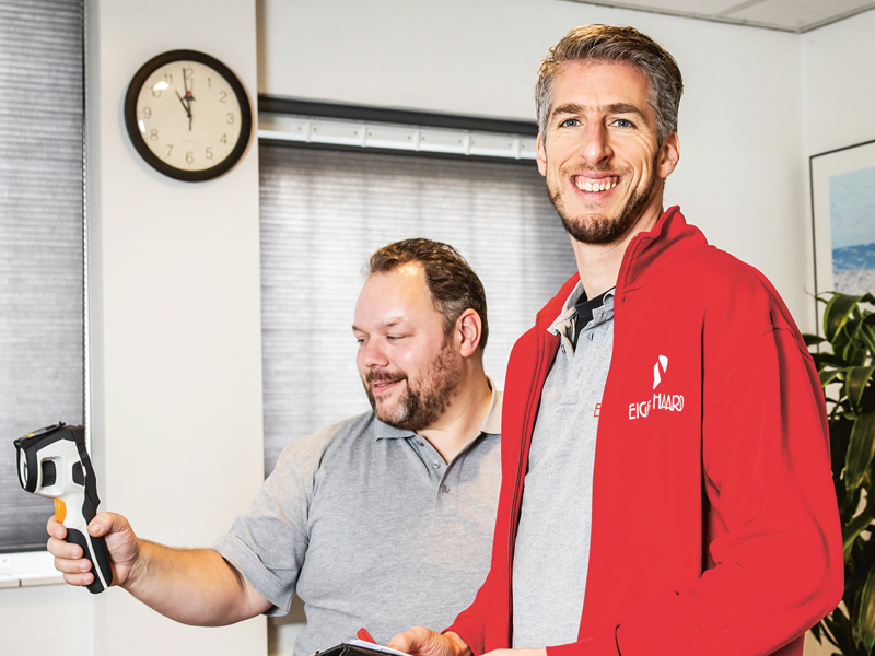 2 mannen, 1 met meetinstrument 1 met notitieblok