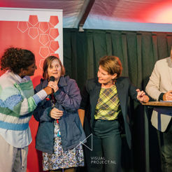 Sandra Doevendans (Stadsdeel Nieuw West) En Anke Huntjens (Eigen Haard) In Gesprek Met Een Bewoner Van Philadelphia